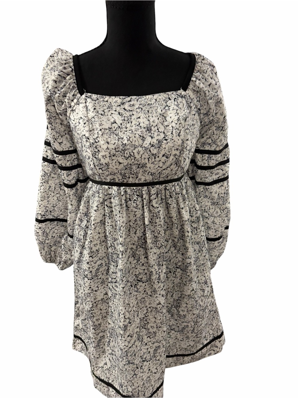 Women’s Black and White Floral Long-Sleeve Empire Mini Dress